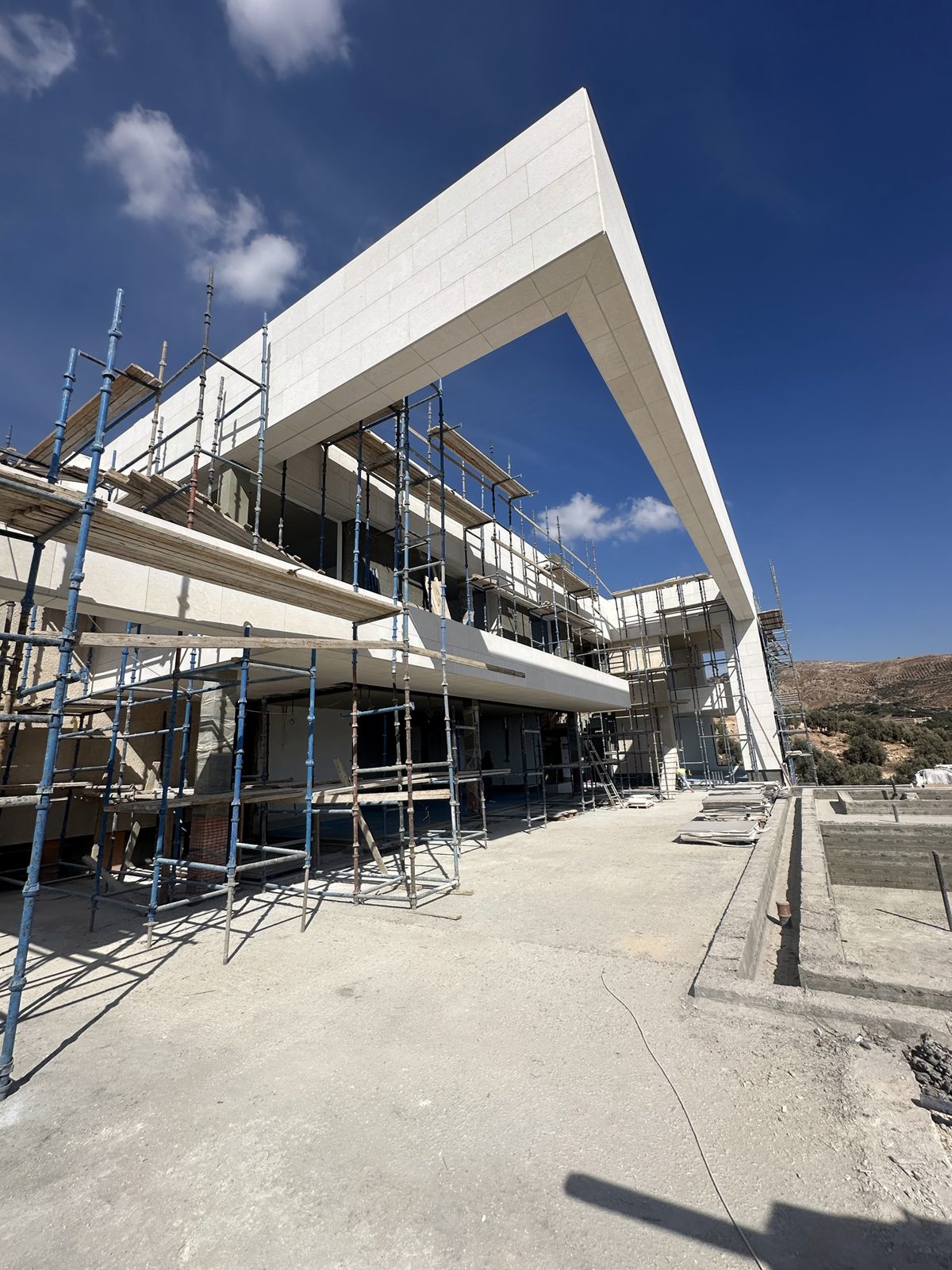 Stone-clad cantilevered canopy frame