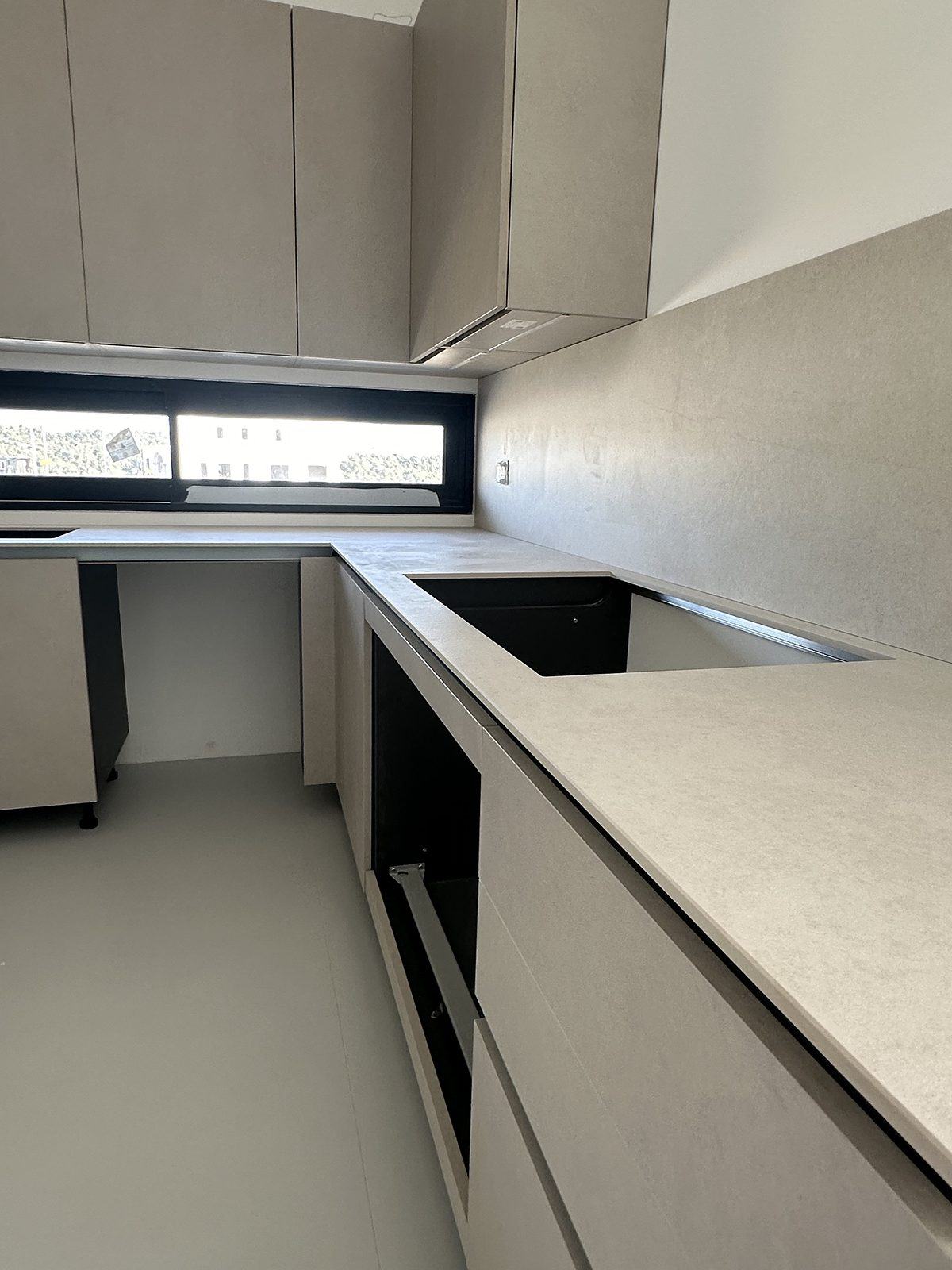 Handle-less kitchen with porcelain worktop