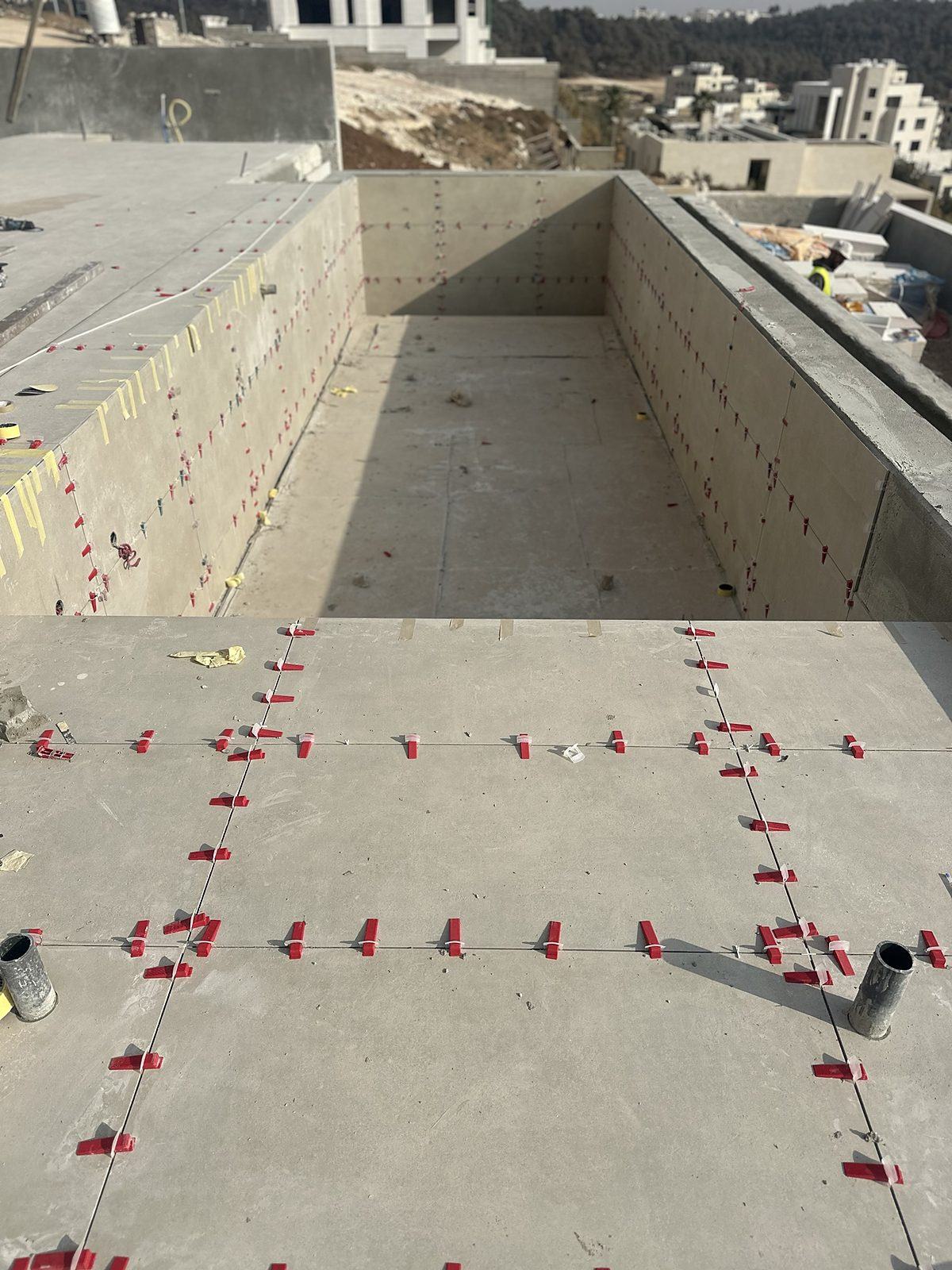 Pool and deck tiling with levelling system