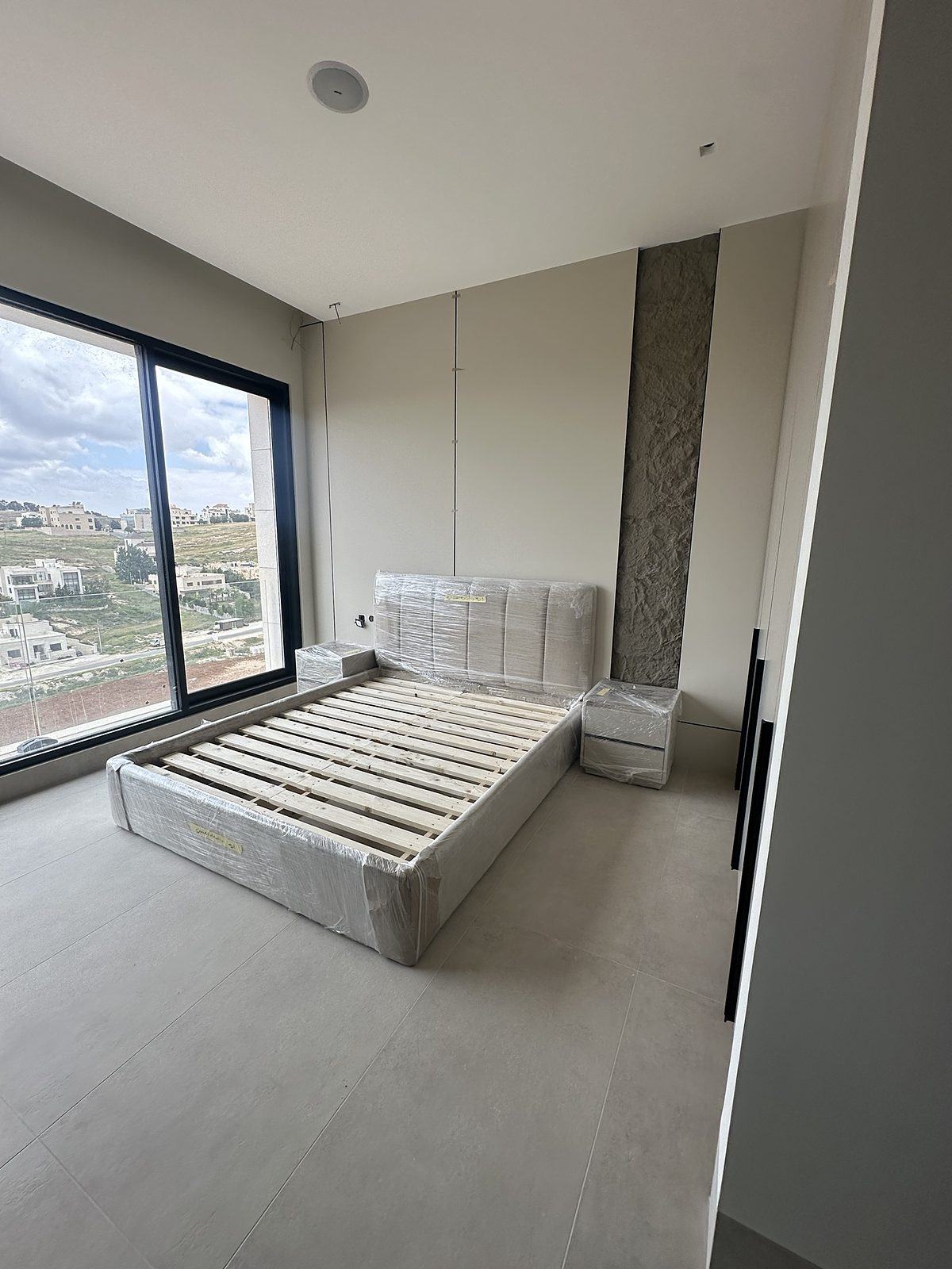 Bedroom with textured stone strip
