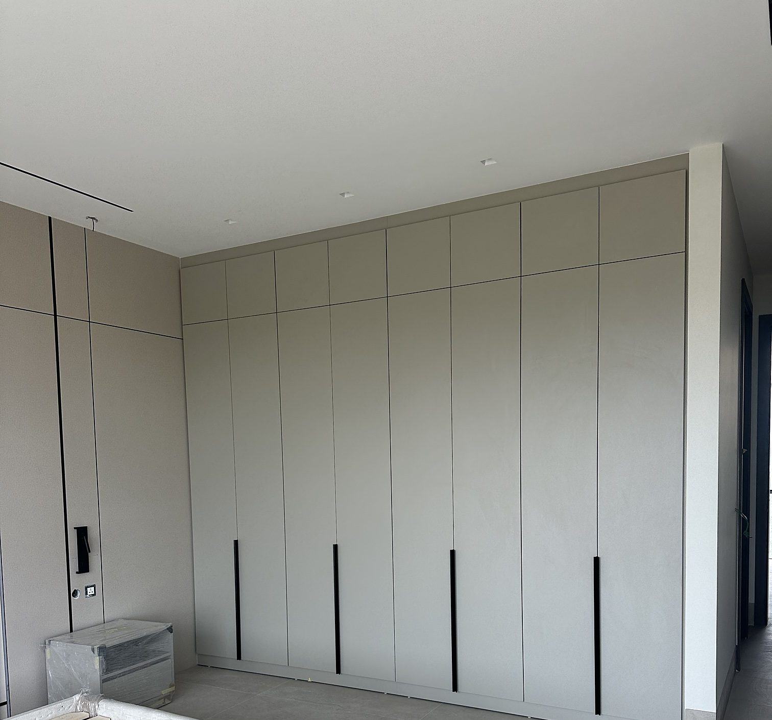 Full-height handle-less wardrobe