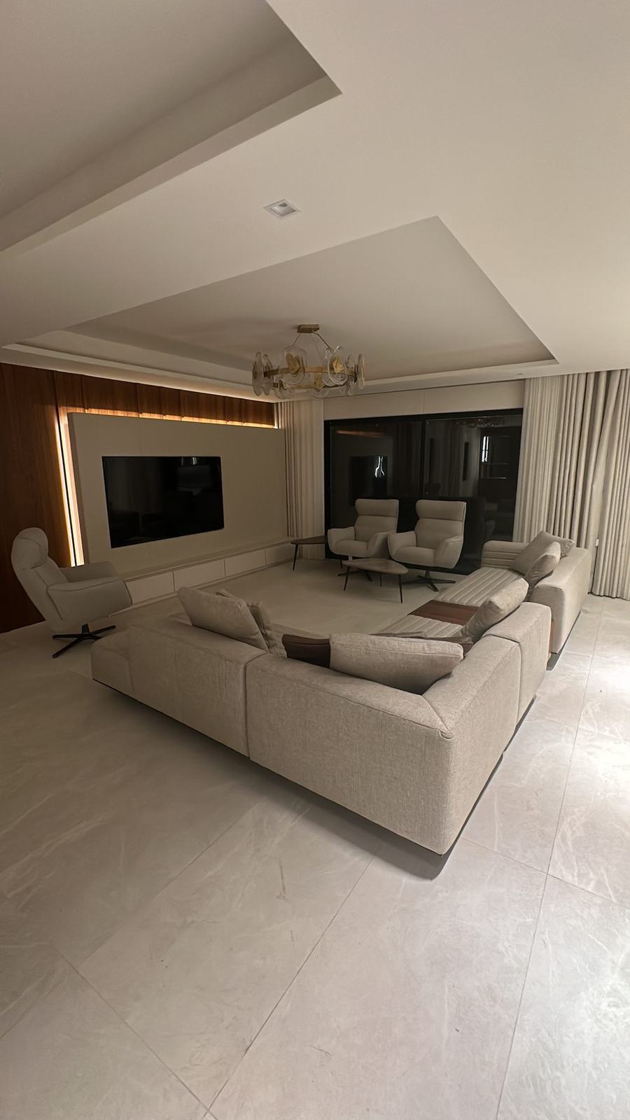 Family room with cove lighting