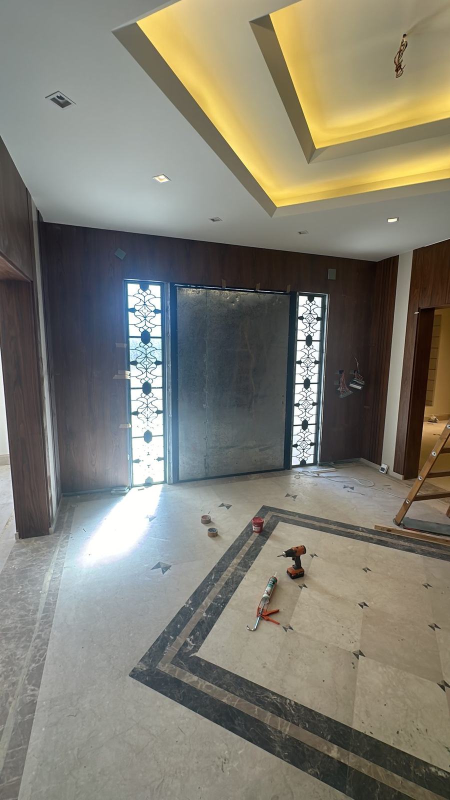 Entrance with marble inlay